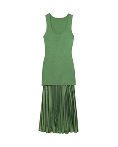 Détail du corsage en maille sans manches vert forêt et de la jupe plissée