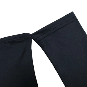 Gros plan détaillé des coutures doubles et de la texture du tissu noir de la robe