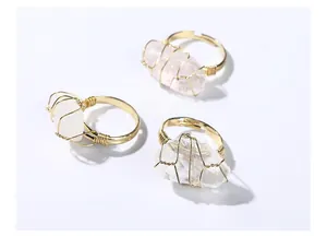 Detalle de anillos artesanales con cristales de cuarzo naturales y alambre de metal dorado