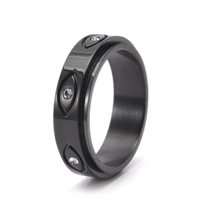 Dettaglio anello in titanio nero con simboli occhio del male e zirconi scintillanti