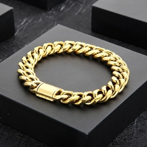 Détail d'un bracelet gourmette plaqué or avec fermoir à boîte sur un présentoir de luxe