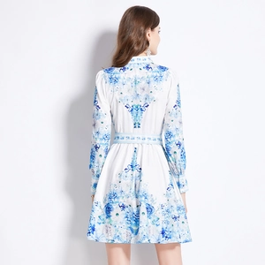 Robe vintage à manches lanternes avec imprimé floral bleu et taille haute au dos