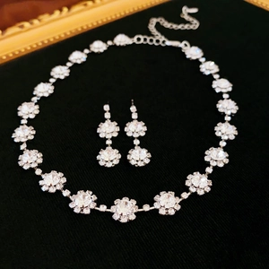 Parure de bijoux fleurs argentées avec cristaux étincelants collier et boucles