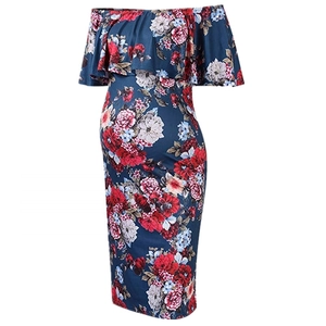 Robe de maternité fleurie à épaules dénudées avec volants en bleu marine et rouge