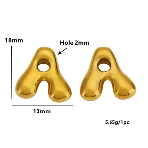 Pendentif lettre A 3D en acier doré, taille 18mm avec détail du trou de 2mm pour bijoux