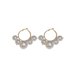 Boucles d'oreilles créoles dorées élégantes avec perles d'imitation dégradées