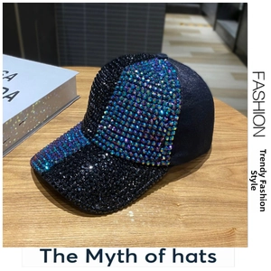 Dettaglio del cappellino da baseball di lusso con strass iridescenti e riflessi