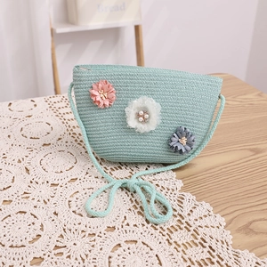 Détail du sac bandoulière en paille vert menthe avec fleurs en tissu 3D pour enfants