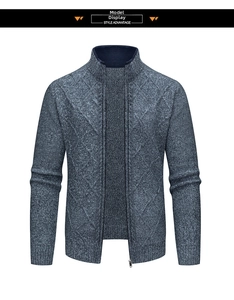 Detail der Rautenmuster-Strickware und Reißverschluss an Herren-Strickjacke mit Stehkragen