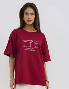 Λεπτομέρεια κόκκινου βαμβακερού T-shirt με τύπωμα ποτήρια κρασιού και La Dolce Vita