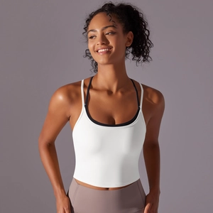 Détail d'une brassière de sport bicolore blanche et noire avec bretelles contrastées