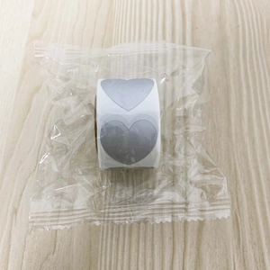 Zilveren hartvormige krasstickers op een rol met transparante plastic verpakking