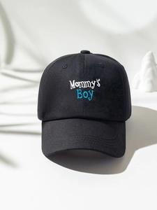 Detail der Baumwoll-Baseballkappe mit Mommy's Boy Aufdruck und feiner Twill-Textur