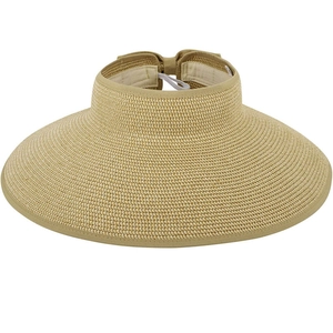 Dettaglio di una visiera in paglia a tesa larga con elegante fiocco sul retro della testa