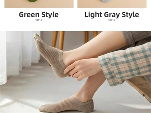 Détail de chaussettes basses respirantes kaki en coton avec rayures verticales et antiglisse