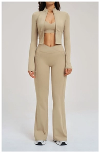 Dettaglio set yoga 3 pezzi con giacca zip e pantaloni svasati a vita alta