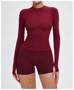 Detail des weinroten nahtlosen Yoga-Sets mit Daumenlöchern und Kompressions-Shorts mit hoher Taille