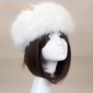 Détail du bonnet d'hiver épais en fausse fourrure crème sur mannequin avec texture