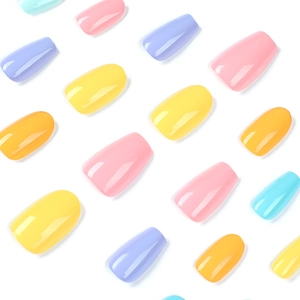 Set unghie finte colorate con forme a mandorla e ballerina in vivaci toni macaron