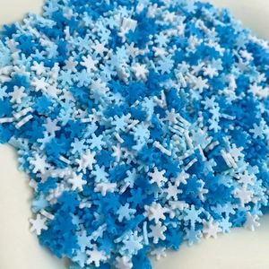 Gros plan de vermicelles en argile polymère flocon de neige pour décorations DIY et slime