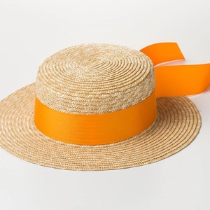 Cappello di paglia classico con nastro arancione largo per protezione solare.