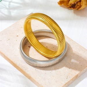 Brazalete elástico de acero inoxidable con textura de serpiente en acabados oro y plata