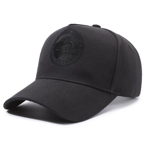 Cappellino da baseball nero in cotone con stemma aquila ricamato visto da un angolo di 45 gradi