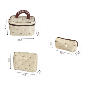 Set di tre borse cosmetiche trapuntate in beige con misure dettagliate e maniglia