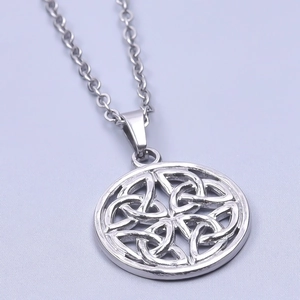 Détail macro du pendentif nœud celtique argenté en acier poli avec chaîne en O