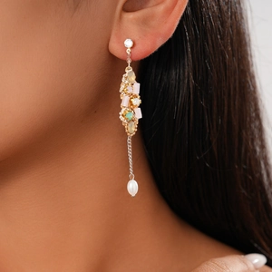 Gros plan de boucles d'oreilles à fleurs avec zircon et perle sur l'oreille du mannequin