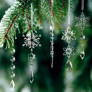 Détail de flocons de neige et stalactites en acrylique pour décoration de fête
