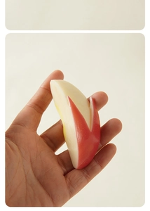 Macro di una fetta di mela in PVC a forma di coniglio con consistenza della buccia