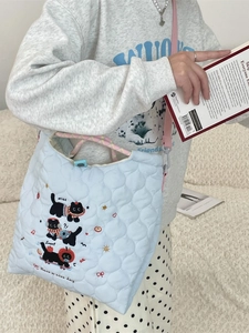 Sac bandoulière matelassé bleu clair avec broderie de chat noir et poignée tressée