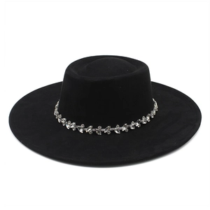 Chapeau en daim noir à bord large avec un élégant ruban orné de feuilles de cristal