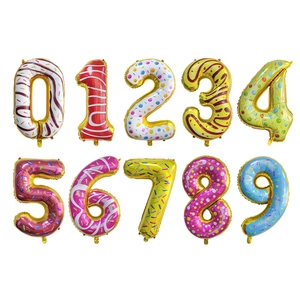 Détail de ballons chiffres en aluminium sur le thème des donuts avec glaçage et pépites
