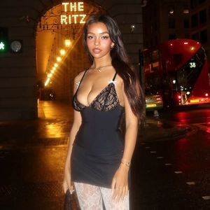 Mini haut sexy noir à bretelles avec dentelle et petits nœuds blancs style street chic