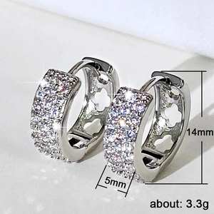 Boucles d'oreilles créoles de luxe en zircons de 14mm avec détails trèfle et fini argenté