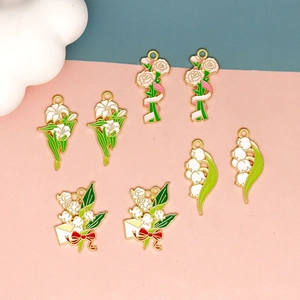 DIY Emaille-Metallanhänger mit romantischen Blumen wie Rosen und Lilien