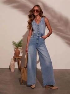 Détail de la combinaison en jean sans manches avec col en V et boutons métalliques