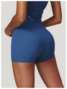 Détail du short de yoga taille haute avec coutures incurvées effet push-up en bleu marine