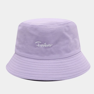 Détail de la broderie Forever sur le chapeau bob en coton lavande pour femme
