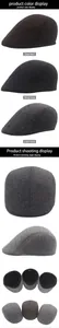 Détail du béret en laine à rayures pour homme en rouge foncé, gris foncé et gris clair