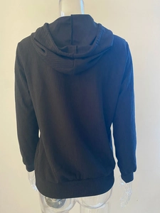Vista posterior de sudadera con capucha negra de punto acanalado con corte holgado