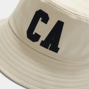 Chapeau bob en coton beige avec broderie de lettres CA, vue élégante de trois-quarts