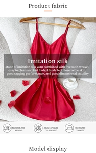 Détail d'une nuisette rouge en satin soyeux avec texture et instructions de lavage