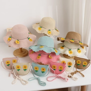 Dettaglio di set cappelli di paglia e borse con ricami di girasole in vari colori vivaci