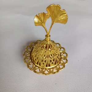 Détail du couvercle d'encensoir doré avec feuille de ginkgo et motif ajouré ciselé