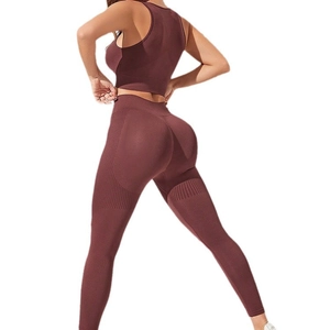 Ensemble de yoga côtelé marron rouge pour femme avec brassière de sport et legging taille haute