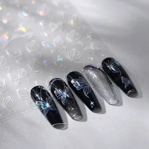 Dettaglio di adesivi laser a farfalla su unghie finte lunghe con glitter argento e nero