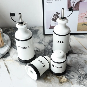 Set moderno di dispenser per olio e aceto in ceramica bianca con spargisale su marmo